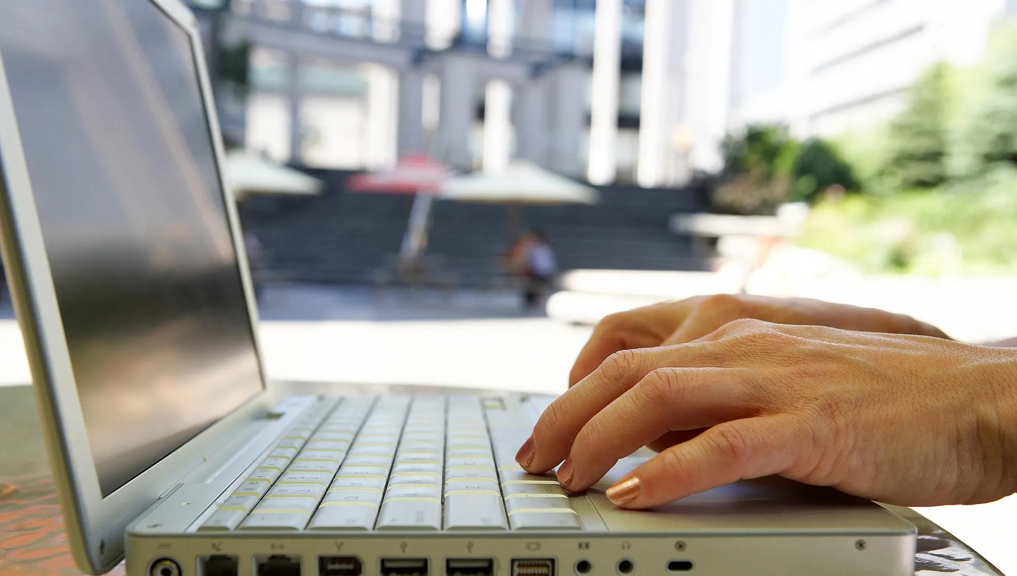 Noi reguli de protecţie a dreptului de autor pe internet. Cine va fi cel mai afectat