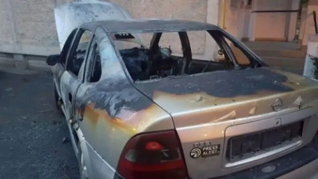 Mașina redactorului şef al PressAlert, INCENDIATĂ. Atacul a fost în stil mafiot