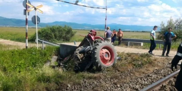 Un tractor a fost spulberat de tren în Brașov: un mort și un rănit