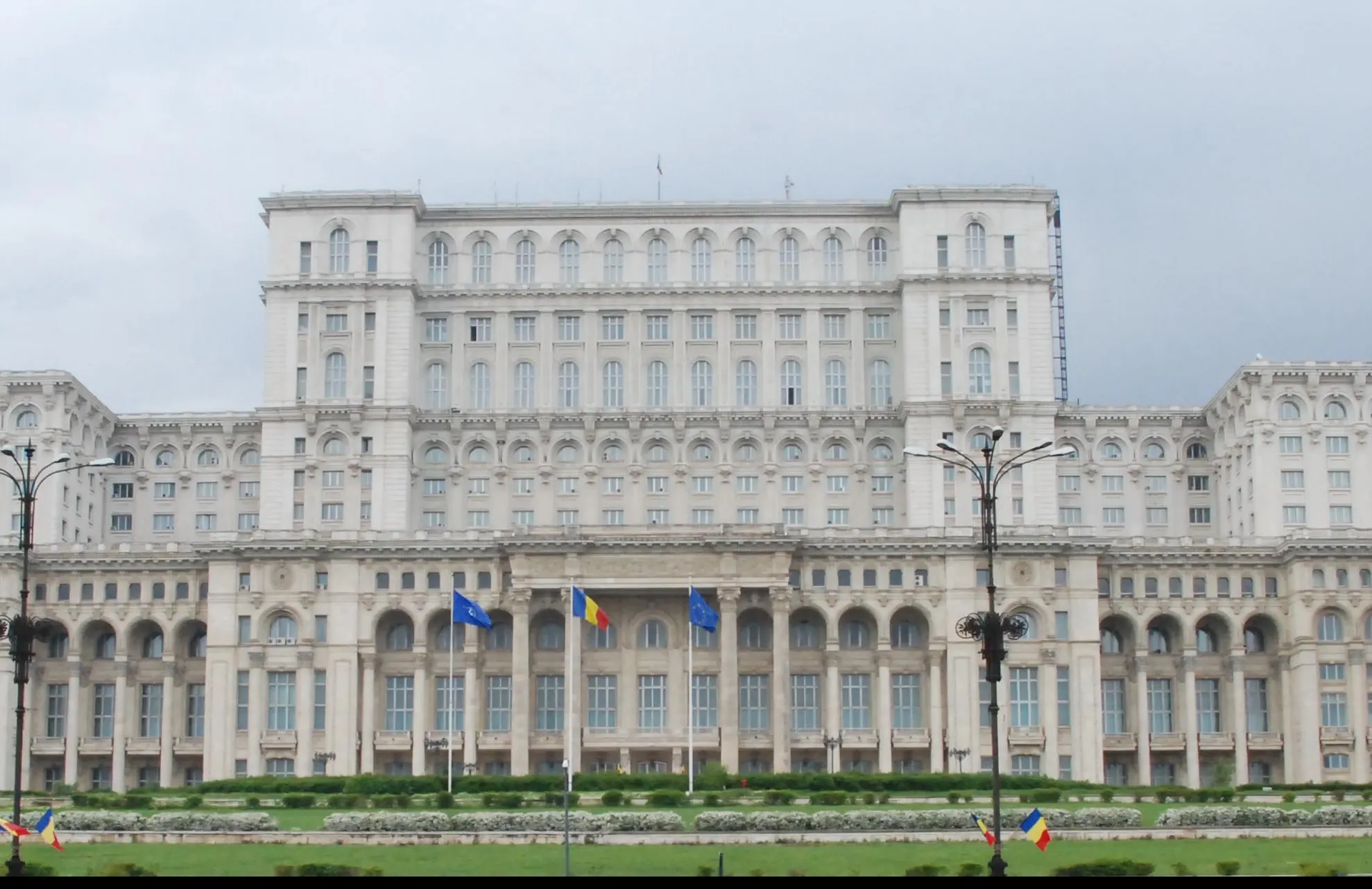 Stil PSD: Parcarea Parlamentului, blocată pentru elita medicinei