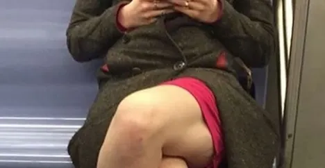 A văzut o femeie care stătea picior peste picior în metrou. S-a uitat mai bine în jos, a încremenit