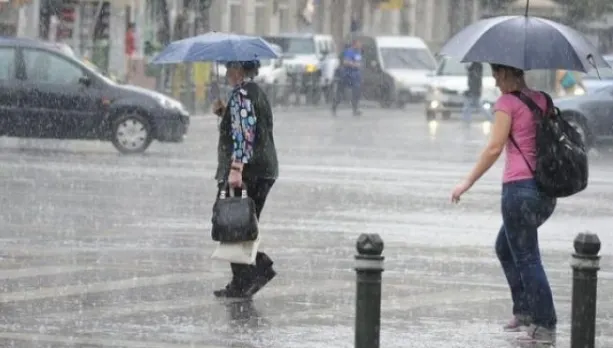 Nu scăpăm de ploi şi furtuni! Meterologii au prelungit avertizările 