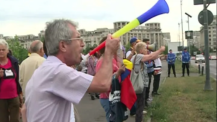Incidente la protestul din faţa Parlamentului: O persoană, condusă la secţie