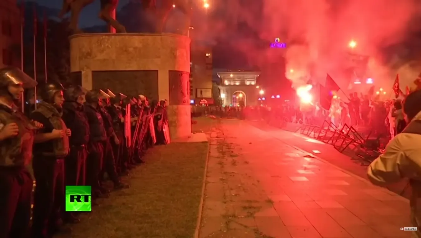 Proteste și gaze lacrimogene la Skopje, după semnarea acordului de schimbare a numelui Macedoniei