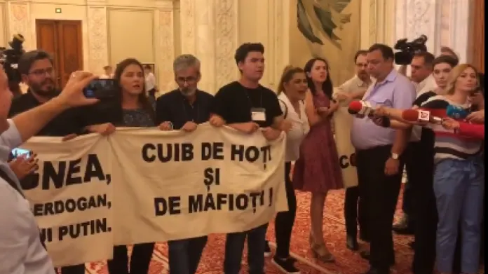 Măsură fără precedent luată de PSD ca să evite proteste la moțiune. USR nu mai poate aduce invitați