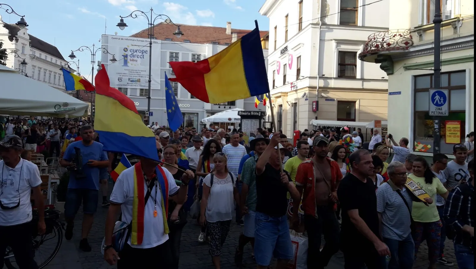 Sibiul, cu şampanie, în stradă: "Dragnea, nu uita, puşcăria e a ta!"