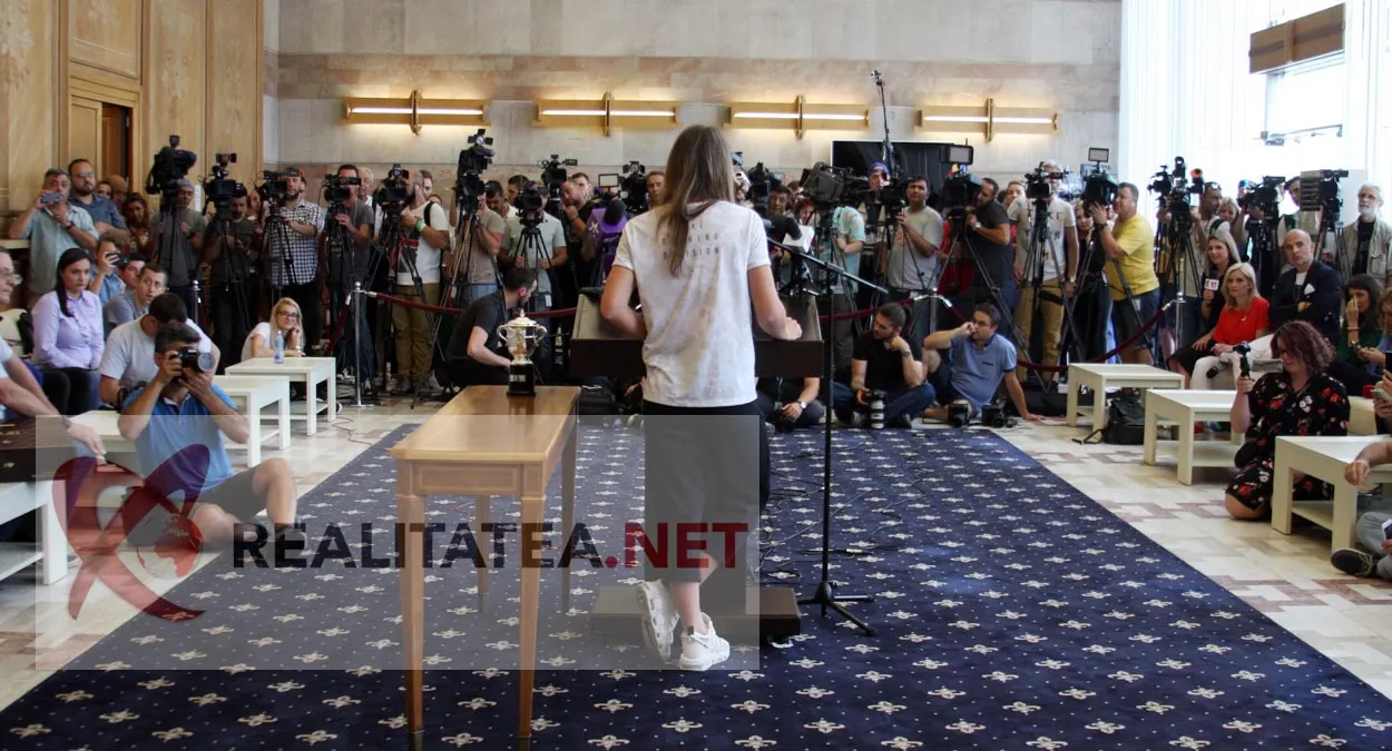 Simona Halep a revenit în ţară după triumful de la Roland Garros. Ce-a declarat, plus imagini