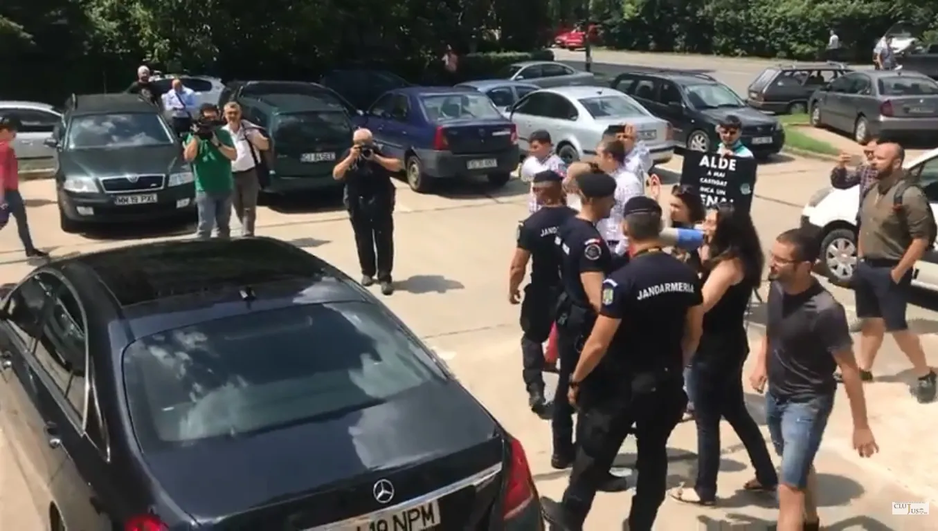 Tăriceanu, huiduit la Cluj. UPDATE Protestatarii i-au arătat semne obscene. Reacția jandarmilor