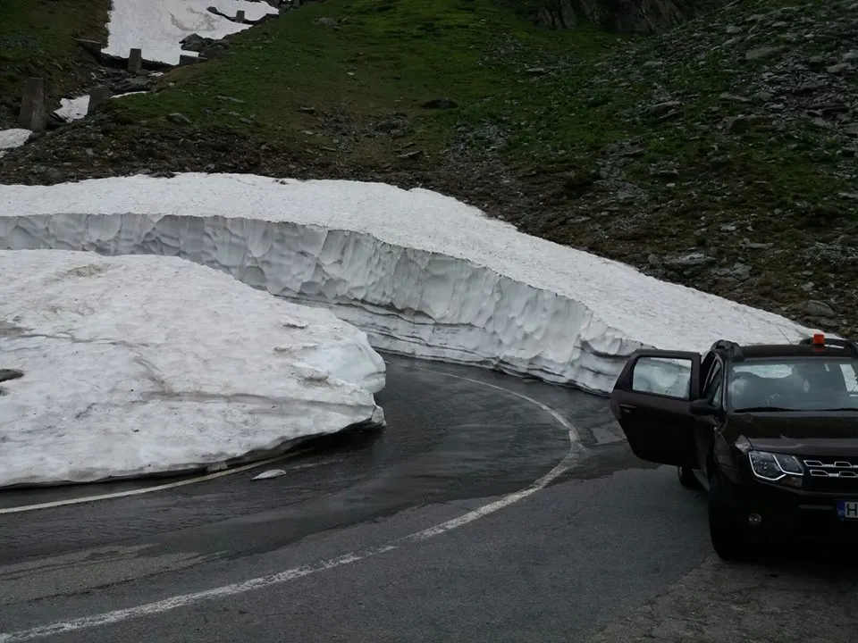 Zăpadă "cât casa", în România, în plină vară. Pericol de avalanşă!