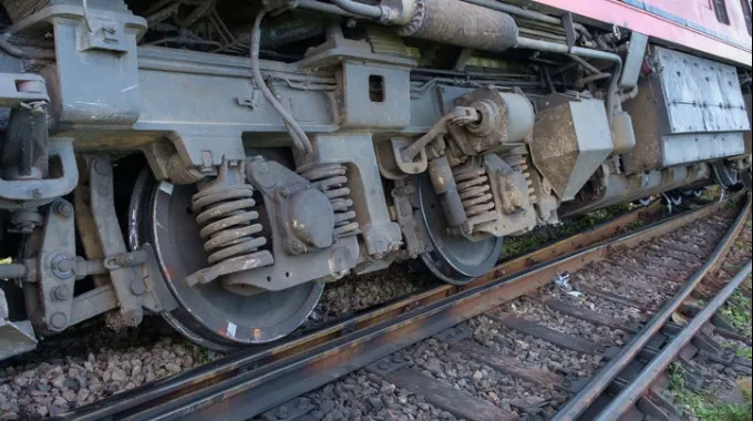 Circulația feroviară blocată. Un tren a deraiat după ce a lovit un copac