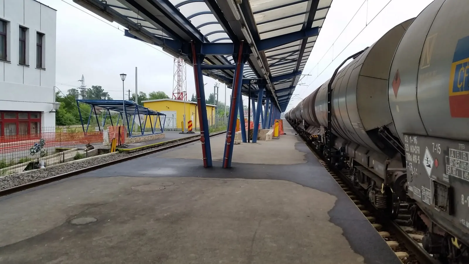 Un tânăr se află în stare gravă după ce s-a urcat pe un tren și s-a electrocutat