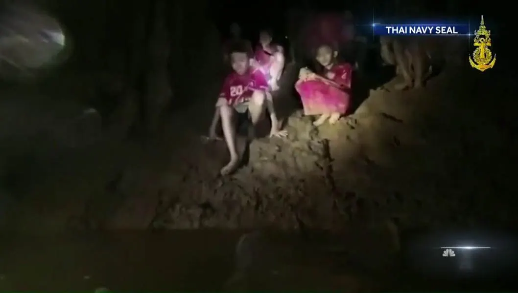 Toţi cei 12 copii şi antrenorul lor, blocaţi în peştera din Thailanda, au fost salvaţi