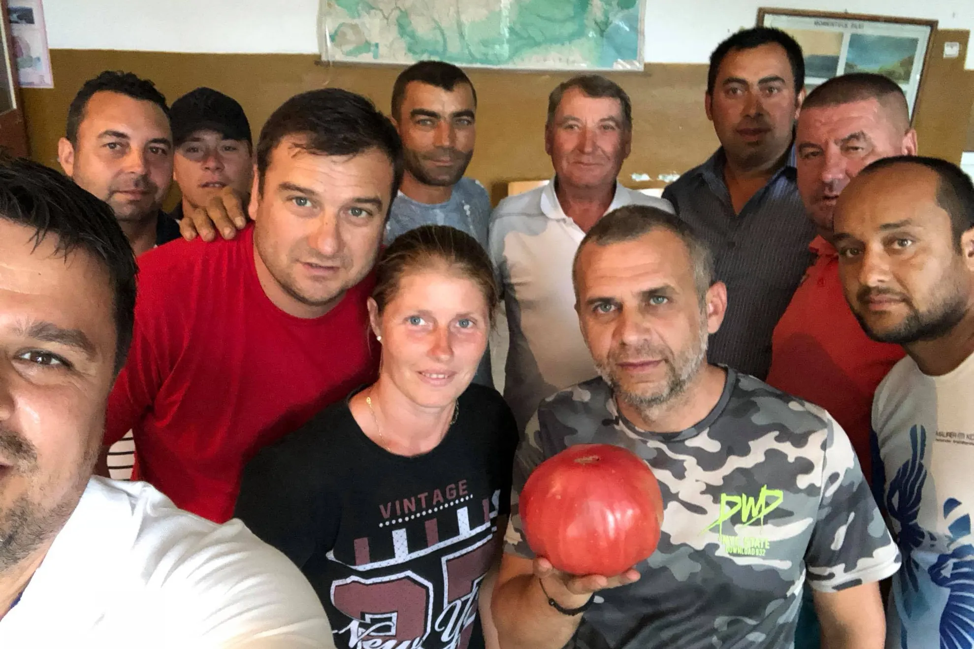 Record: Roșia uriașă obținută de o familie din Olt are 1,3 kilograme  - FOTO