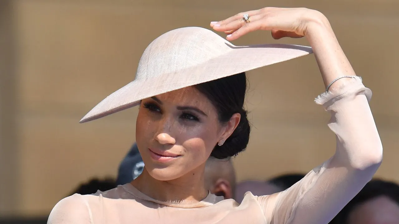 Genial! De ce Meghan Markle poartă mereu coc. Trucul ei e deștept rău!