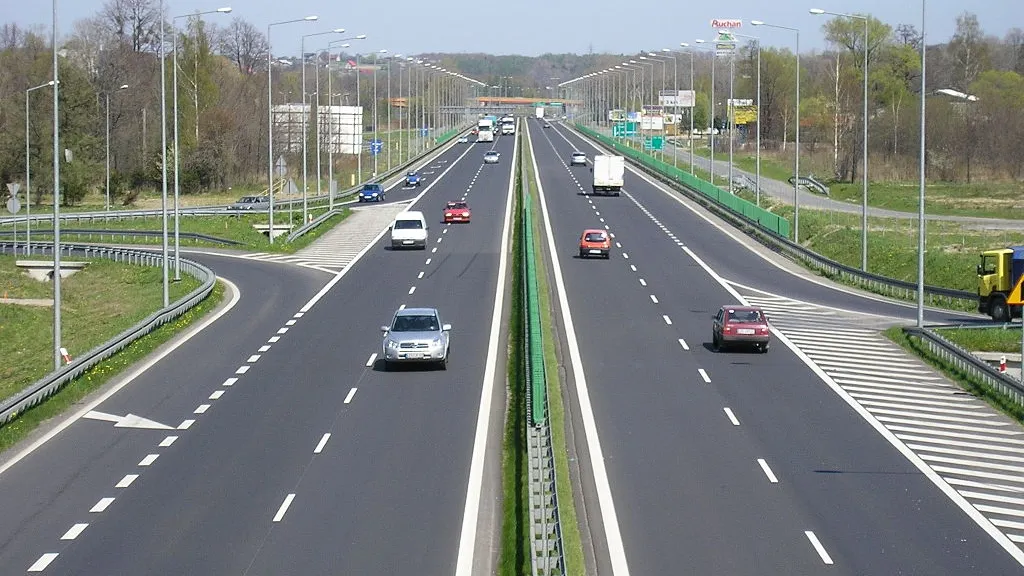 Scene şocante pe un drum naţional: Un șofer, surprins în timp ce conducea cu viteză pe contrasens