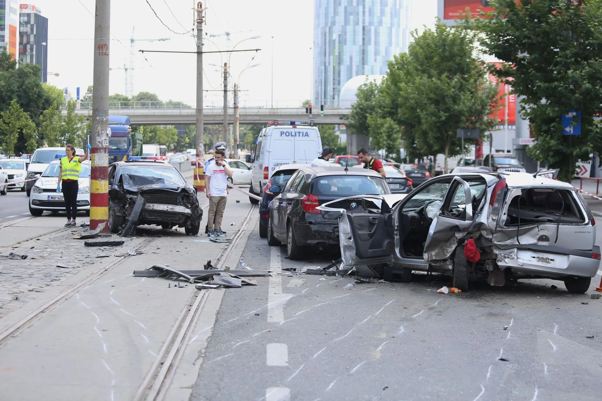 Accident cu șase mașini avariate în zona Aviației din Capitală. Șoferul vinovat, dat în urmărire