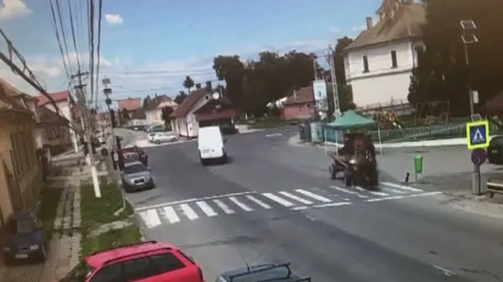 VIDEO: Accident mai puțin obișnuit în Braşov. Imaginile au devenit virale