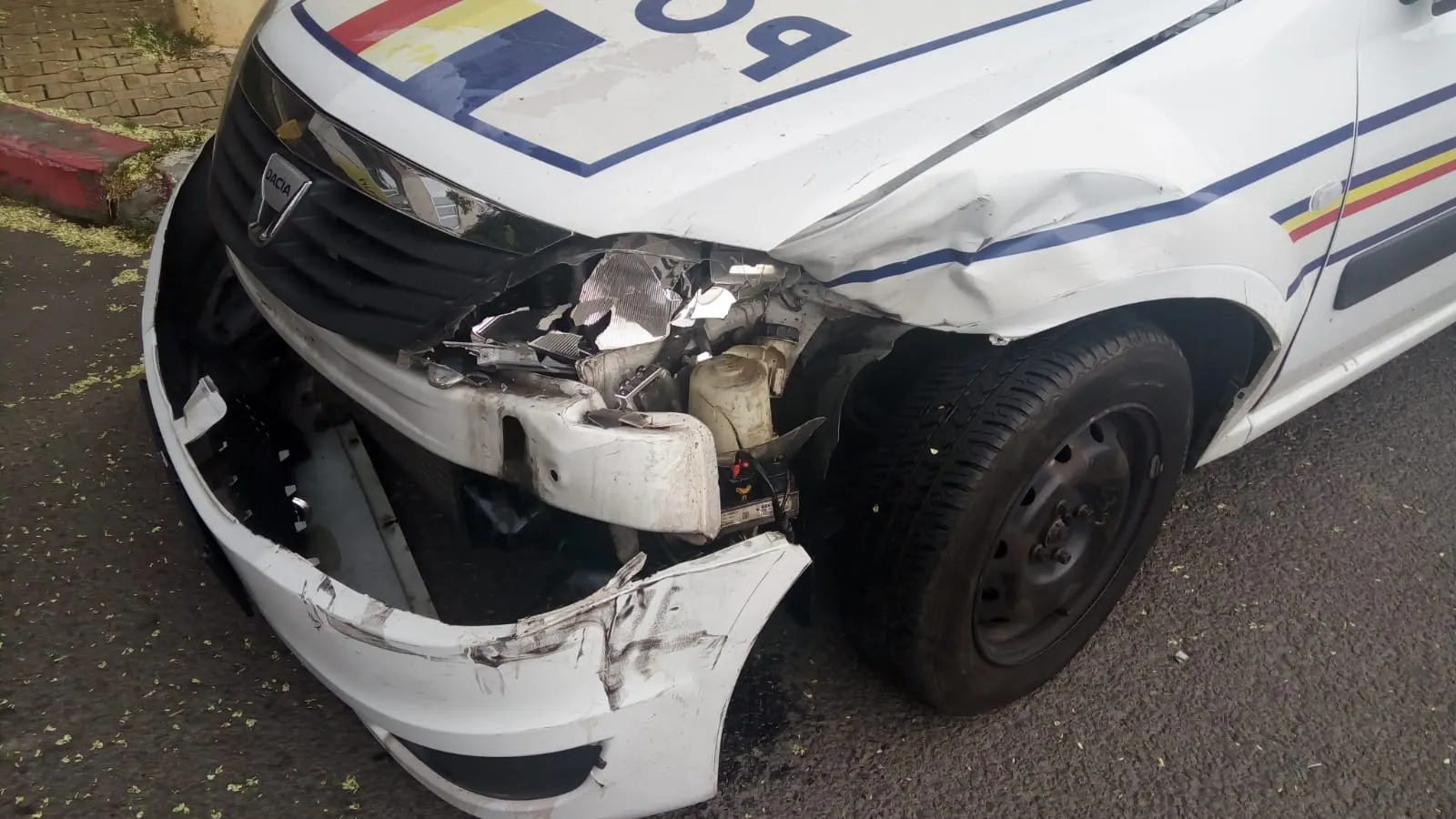 Maşină de poliţie aflată în misiune, implicată într-un accident grav