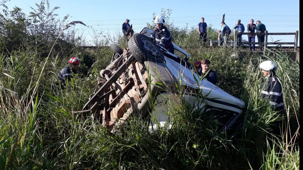 Microbuz, lovit în plin de un tren: un mort
