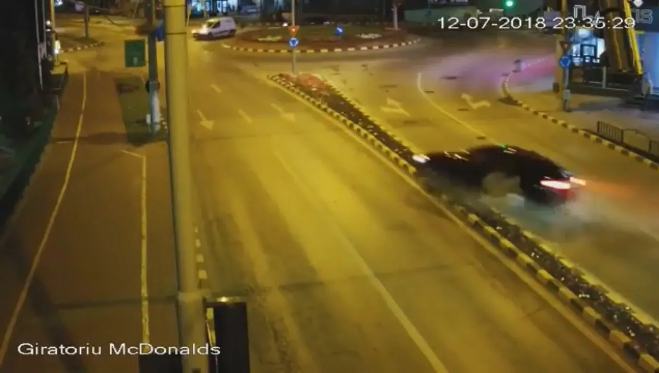 Accident spectaculos în centrul Sucevei. Șoferul și pasagerul fug, abandonând mașina. VIDEO