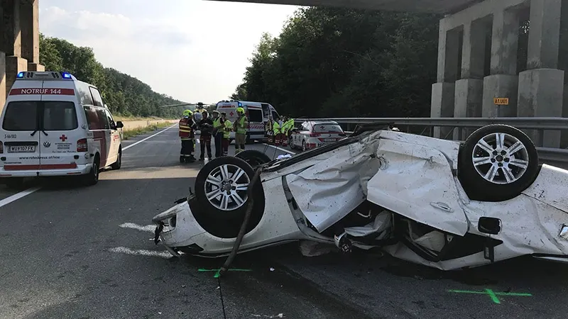 Accident tragic pentru o familie de români în Austria. Un bărbat a murit, soţia şi fetiţa, în comă
