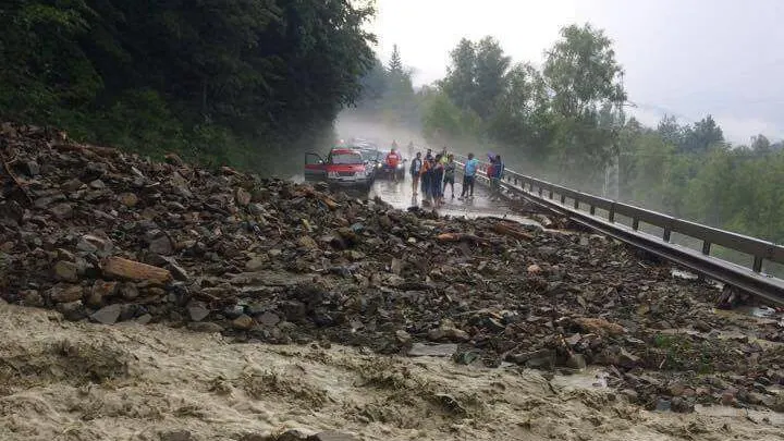 Aproximativ 100 de maşini, oprite în trafic, din cauza aluviunilor căzute pe carosabil