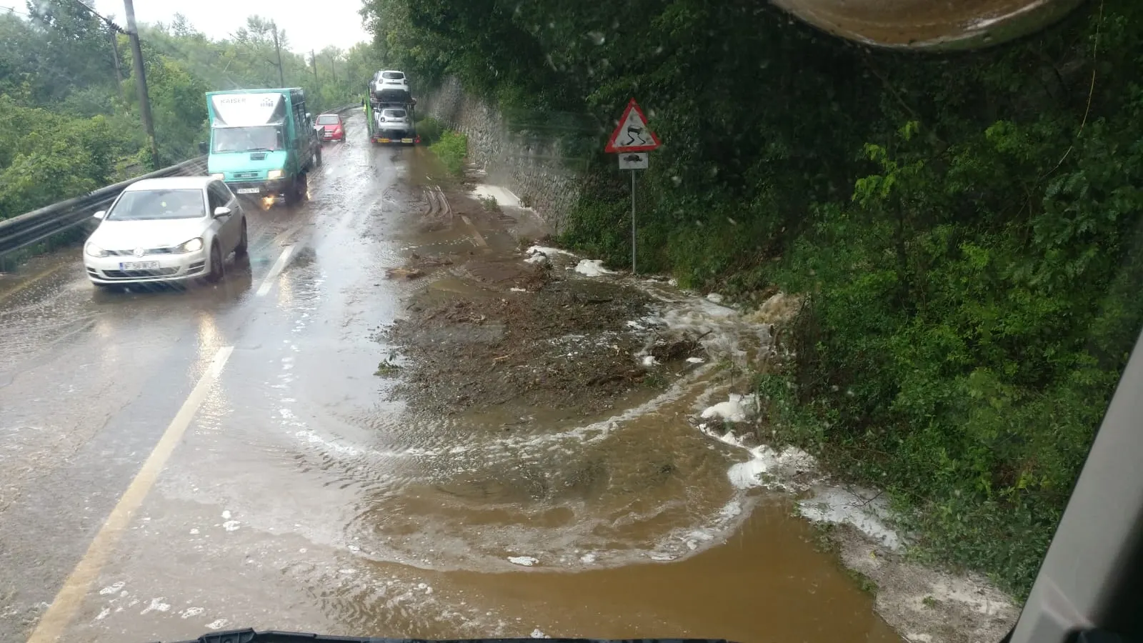 POTOP în vestul ţării. Ploaia căzută a făcut ravagii