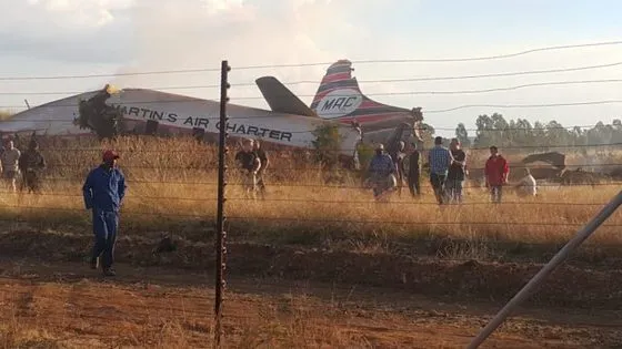 Zeci de victime după ce un avion s-a prăbuşit