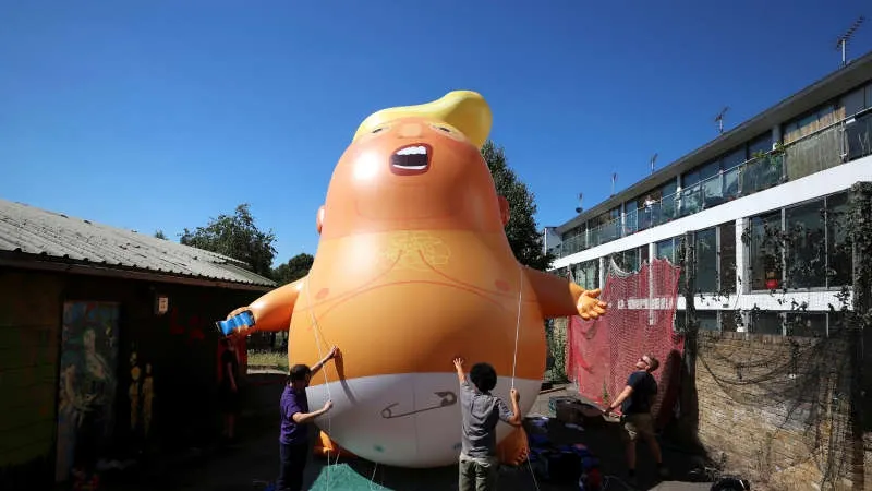 Manifestaţie cel puţin ciudată la Londra cu prilejul vizitei lui Donald Trump 