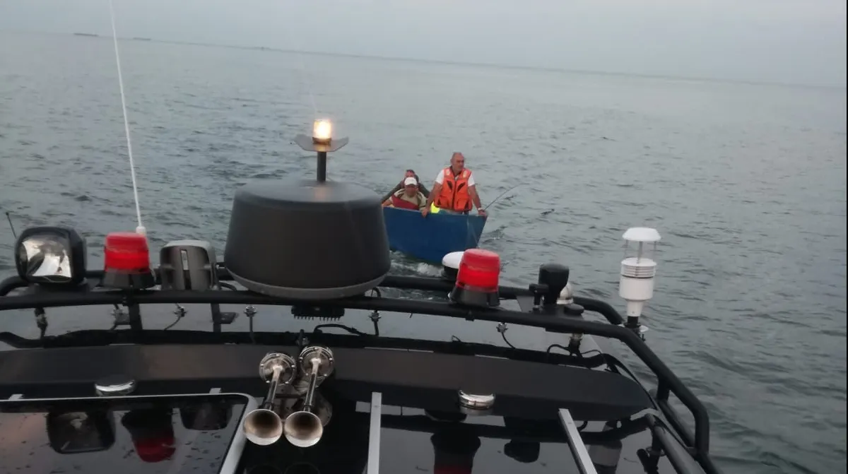 Pescari aflaţi cu barca pe mare, salvaţi după ce nu au mai putut ajunge la mal