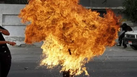 ŞOCANT! Un tânăr şi-a dat foc în faţa trecătorilor. De ce a făcut acest lucru
