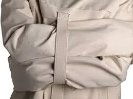 Incident şocant: un poliţist a fost muşcat de un bărbat agresiv. Ce s-a întâmplat de fapt