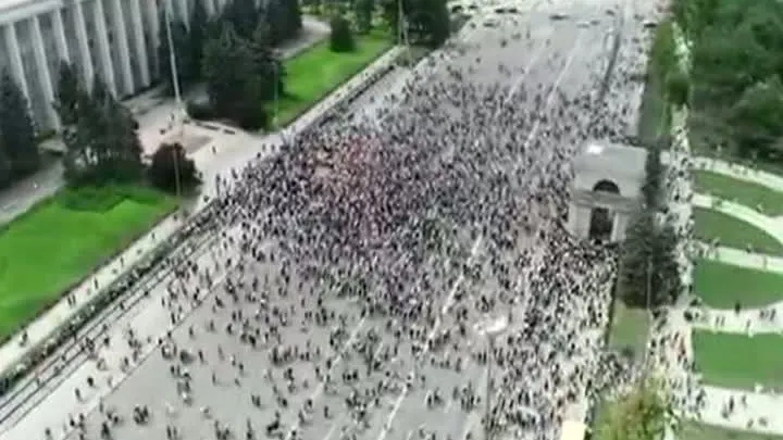 Mii de oameni protestează în Republica Moldova după anularea votului pentru Primăria Chişinăului