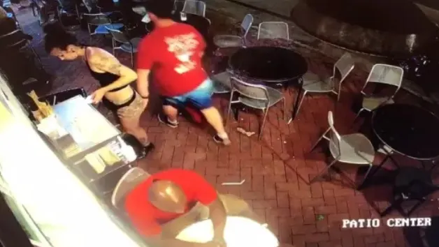 A intrat în bar şi a ciupit-o pe chelneriţă din spate. Femeia l-a băgat, apoi, în spital