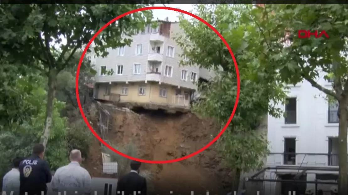 O clădire cu patru etaje s-a prăbuşit din cauza ploii VIDEO