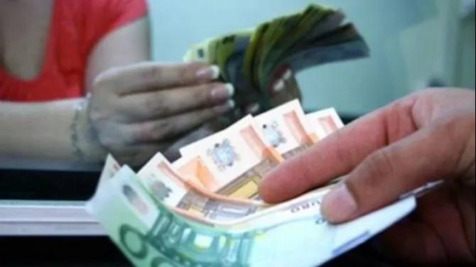 Leul se aprecieză în asteptarea remanierii