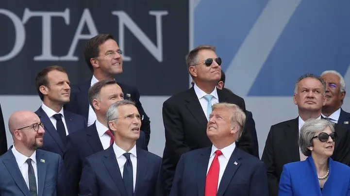 Iohannis, în spatele lui Trump la poza de grup de la summit-ul NATO