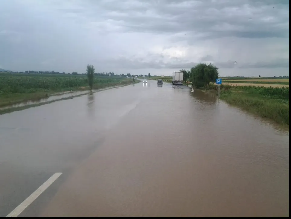 Aluviunile ocupă o bandă de mers pe E85, între Ruginești și Domnești