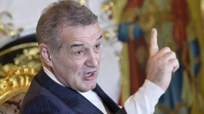 Maşina lui Gigi Becali, la un pas de accident în Capitală. Merge pe constrasens, nu dă prioritate...