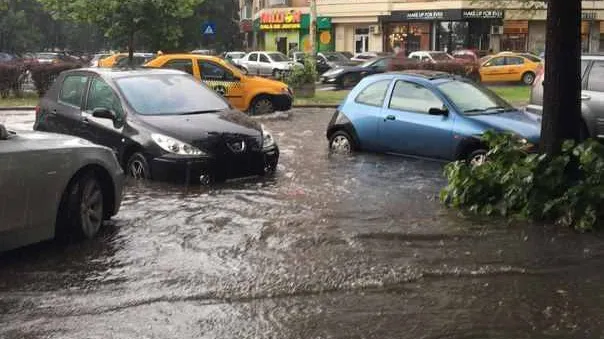 Potop în Capitală: Apa a intrat până în autobuz, în zona Tineretului