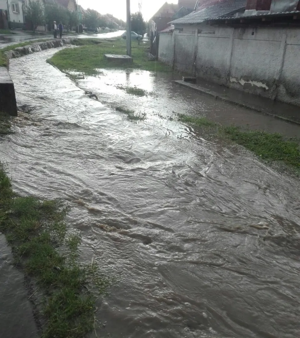 Viitura în judeţul Sibiu: 50 de locuinţe evacuate, în Boian