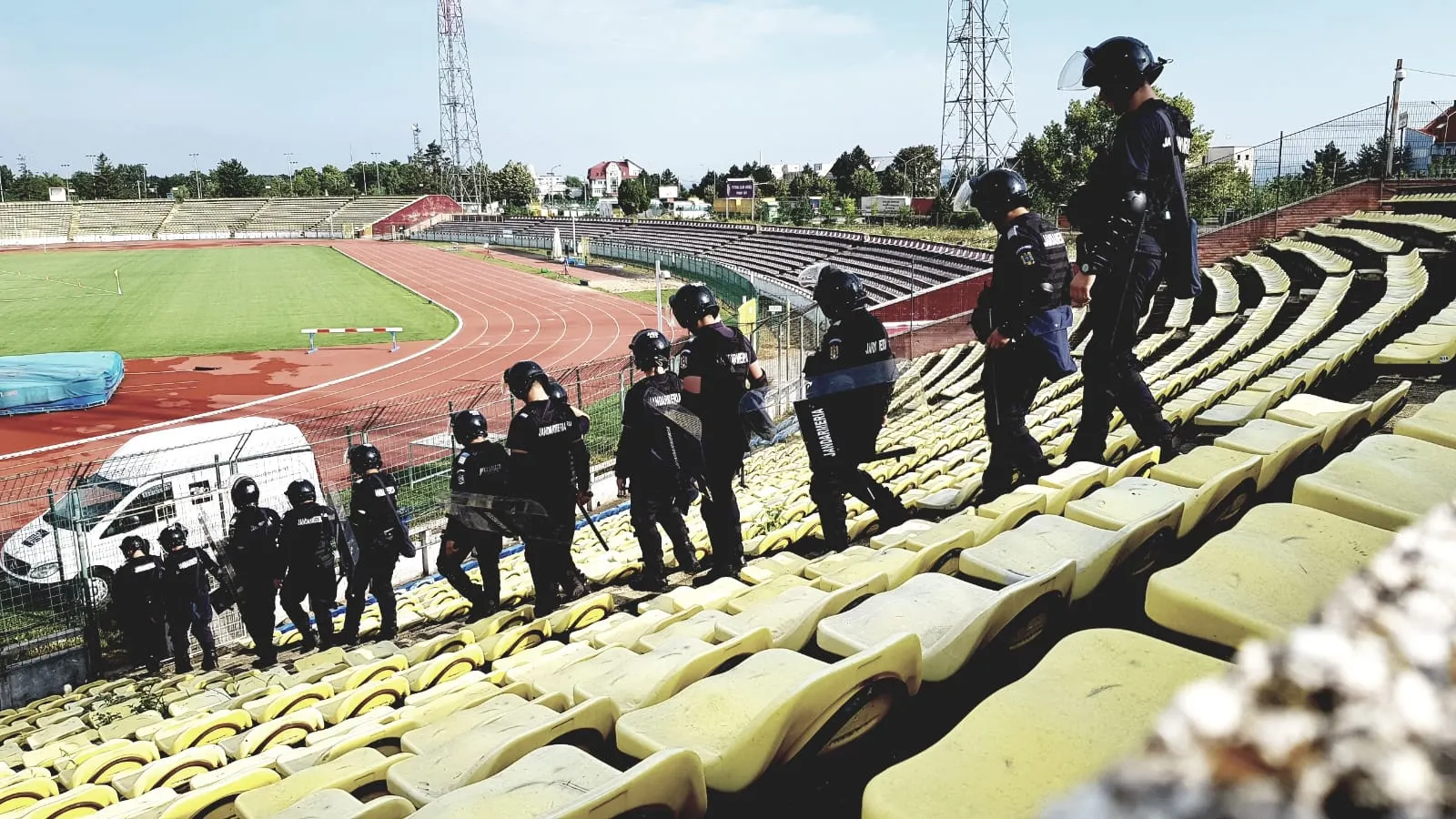 Jandarmii au acţionat în forţă, la stadionul Nicolae Dobrin!