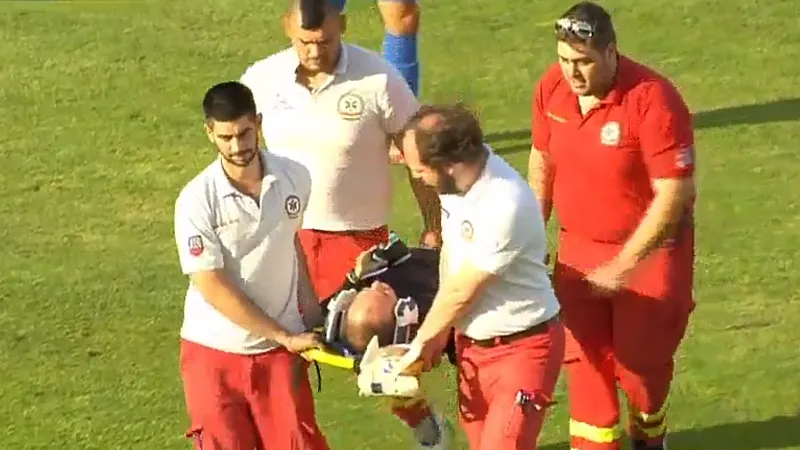 Arbitrul Marius Avram, scos cu targa de pe teren