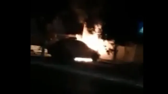Mașină de poliție arzând ca o torță. Imagini terifiante
