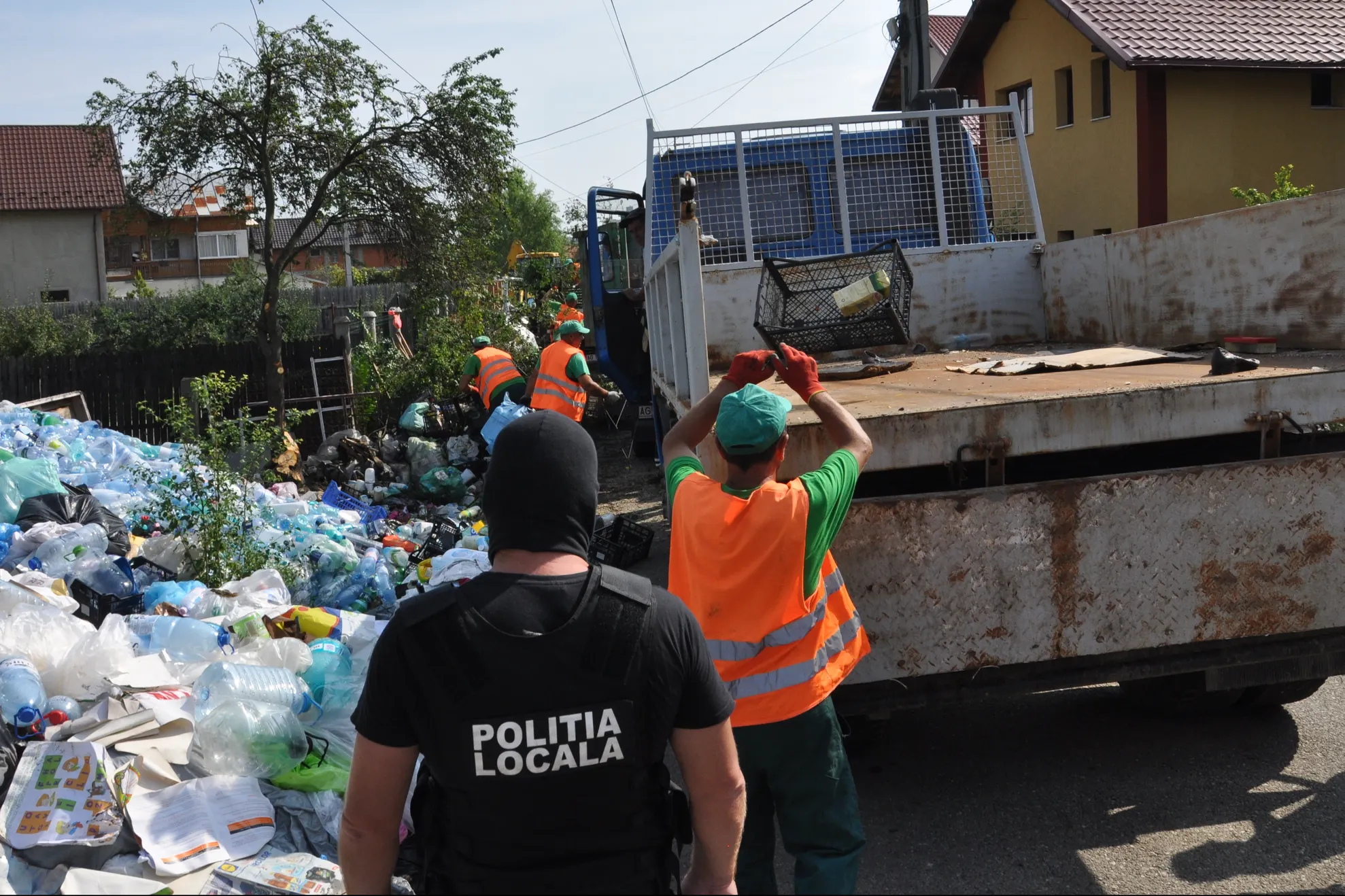 Munți de gunoaie, strânse apoi lăsate de o familie din Pitești pe stradă, în poarta vecinilor