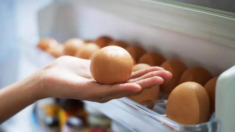 De ce nu este bine să ţii ouăle pe uşa frigiderului? Tu ştii răspunsul?