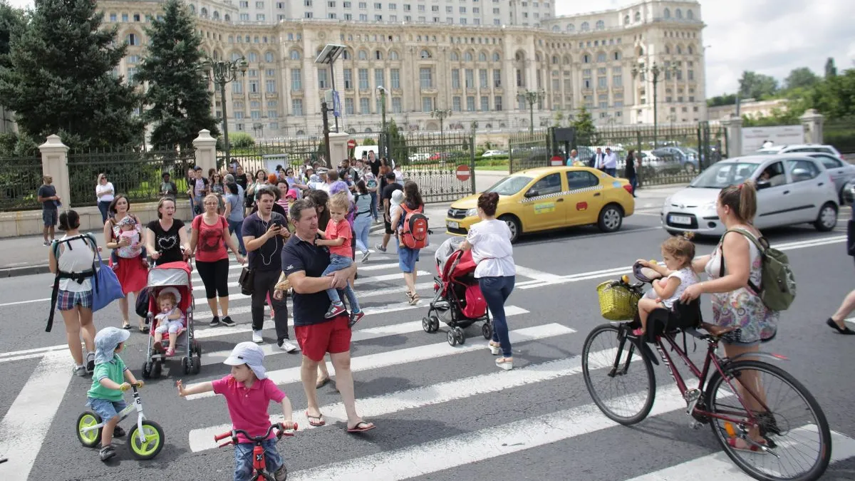 Părinţii spun STOP PENALILOR! Protest pe trecerea de pietoni din fața Palatului Parlamentului