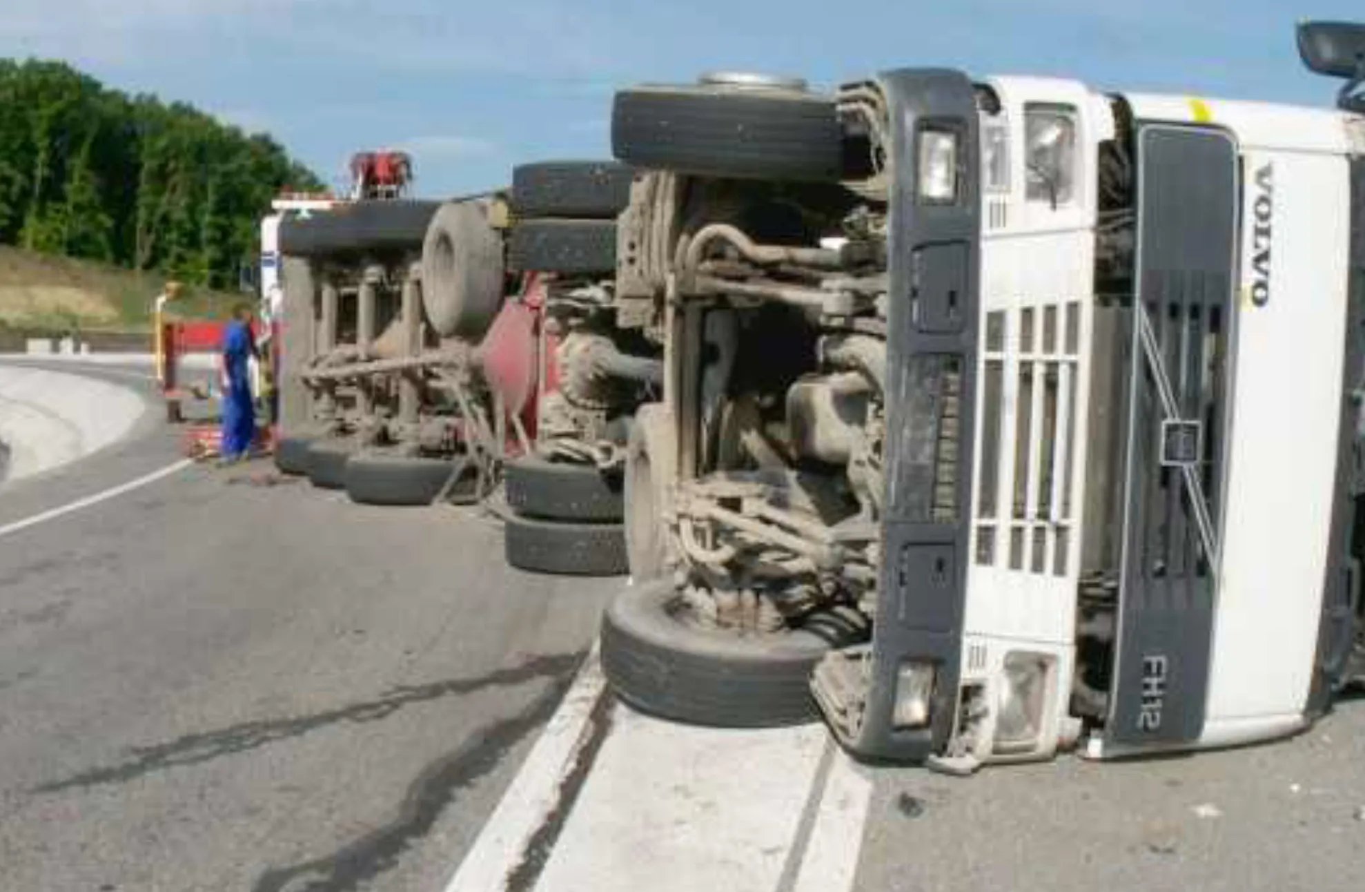 TIR răsturnat pe Valea Oltului. Traficul a fost reluat