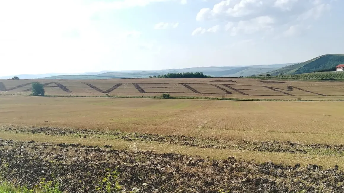 Mesajele anti-PSD trasate cu tractorul pe mirişte se extind: #Vă vedem