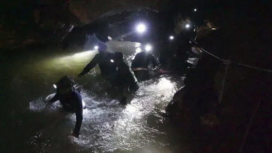 Ajutor neaşteptat pentru copiii blocaţi în peştera din Thailanda